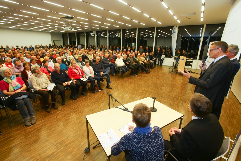 MedKonkret; LKH Feldkirch Panoramasaal; Publikum, auch beim Hörtest, und vom Referenten (Primar Heinz Drexel)